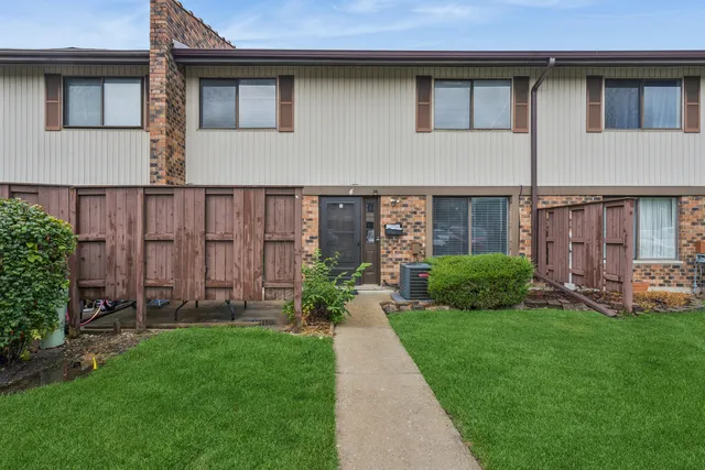 $2,000 | 4 Tower Court, Downers Grove, IL 60516