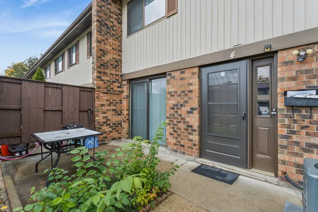$2,000 | 4 Tower Court, Downers Grove, IL 60516