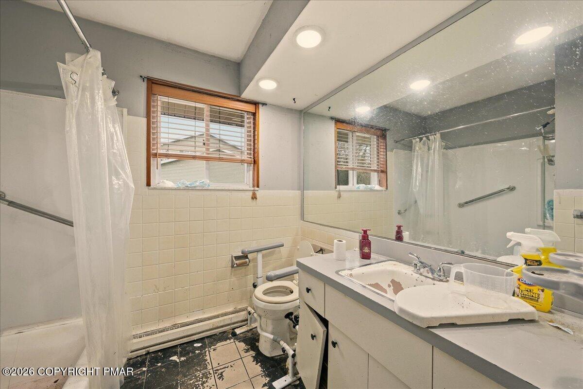 100 Valley View Terrace Forest City, PA 18421 - Photo 9 of 26 Full Bathroom