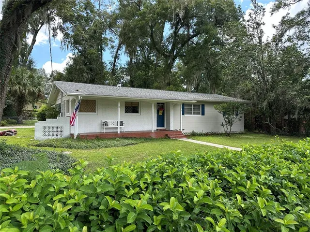 a view of a house with backyard and garden