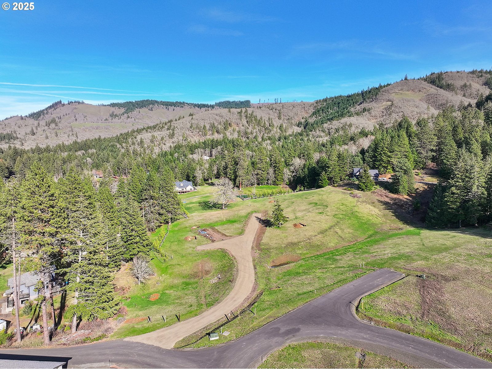 2 Graham Lane White Salmon, WA 98672 - Photo 3 of 18 a view of a swimming pool with a yard
