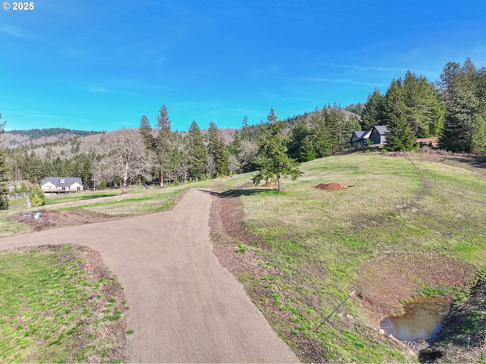 2 Graham Lane White Salmon, WA 98672 - Photo 5 of 18 a view of a road with a yard