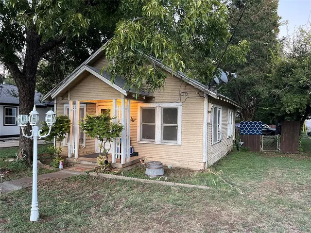a view of a house with a yard and plants