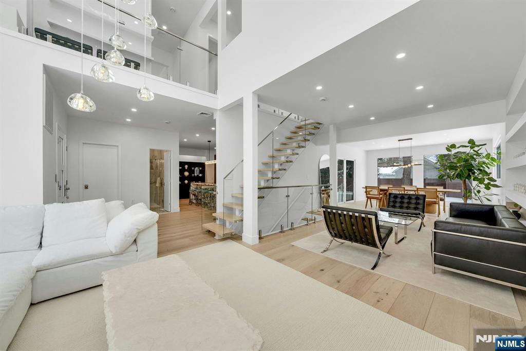 27 Knickerbocker Road Closter, NJ 07624 - Photo 4 of 25