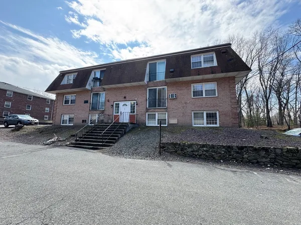 $2,200 | 82 Boylston Lane, Unit 18, Lowell, MA 01852