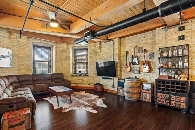 $4,000 | 1818 North Water Street, Unit 306, Milwaukee, WI 53202