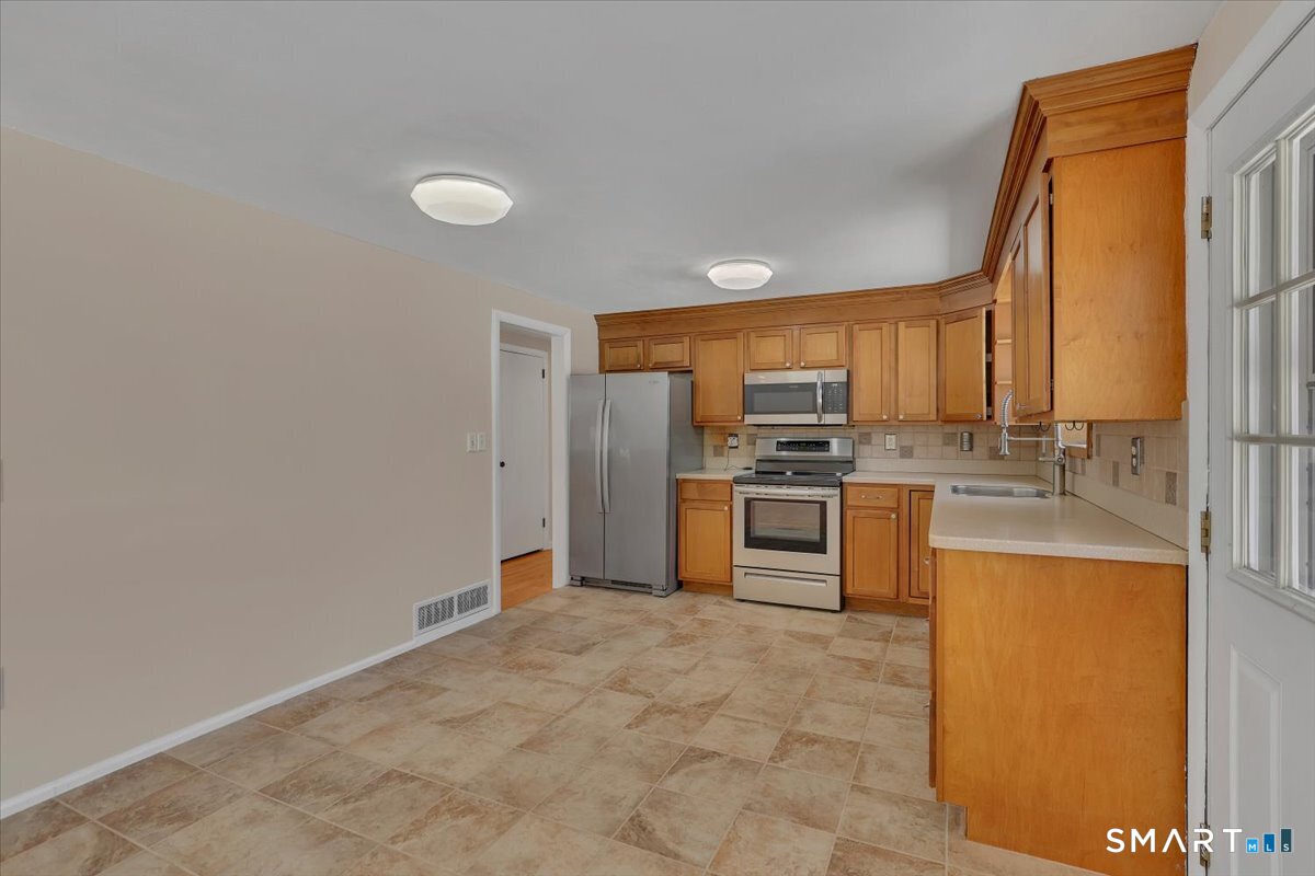 99 Frances Drive Manchester, CT 06040 - Photo 7 of 27