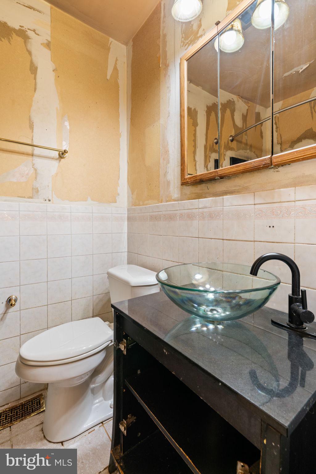 1004 Colonial Avenue Alexandria, VA 22314 - Photo 17 of 21 Upstairs Bathroom