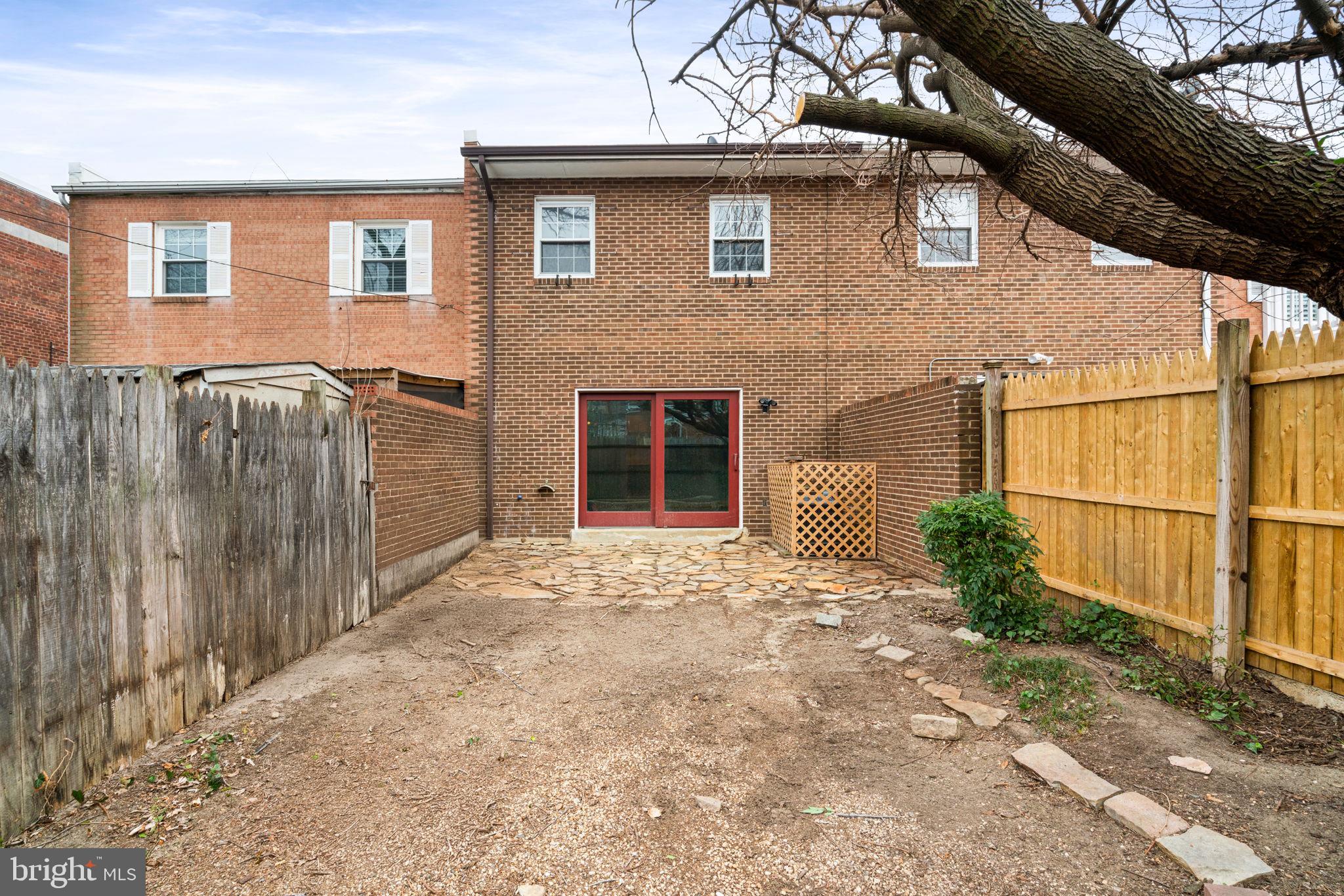 1004 Colonial Avenue Alexandria, VA 22314 - Photo 2 of 21 Backyard