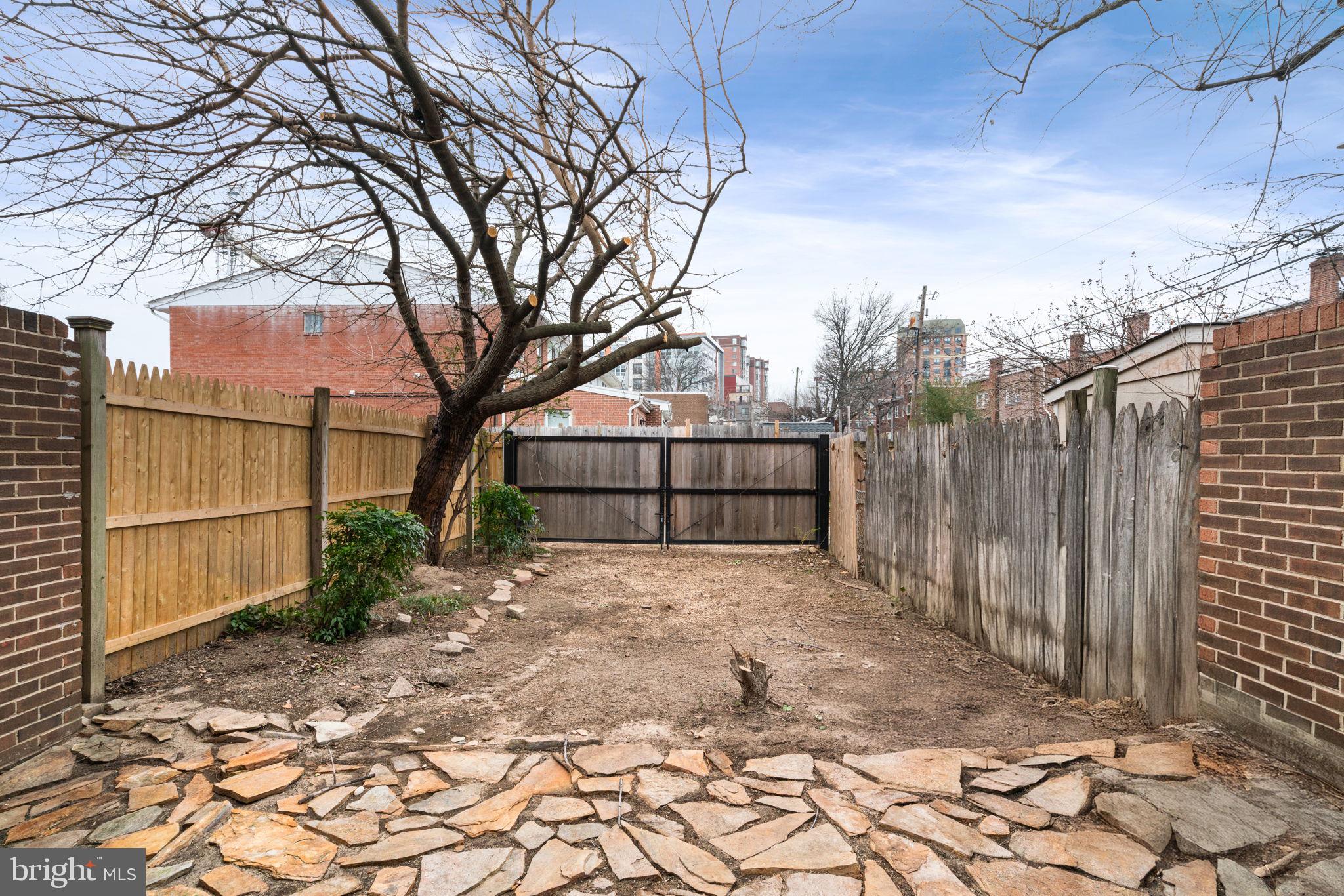 1004 Colonial Avenue Alexandria, VA 22314 - Photo 3 of 21 Fenced-in Backyard
