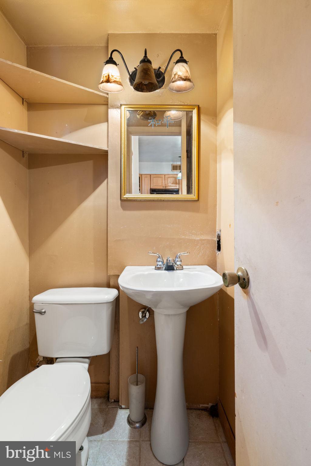1004 Colonial Avenue Alexandria, VA 22314 - Photo 6 of 21 Powder Room