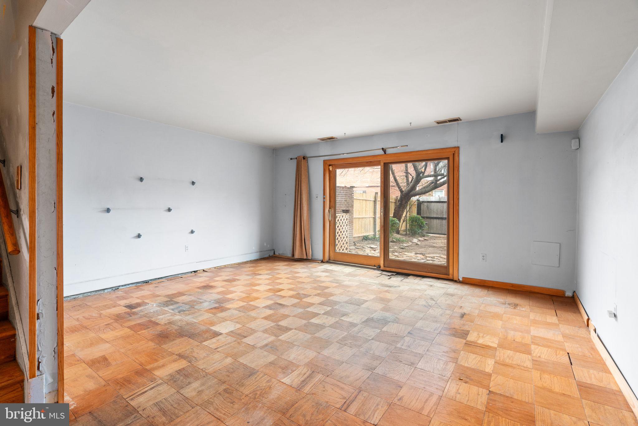1004 Colonial Avenue Alexandria, VA 22314 - Photo 9 of 21 Living Room