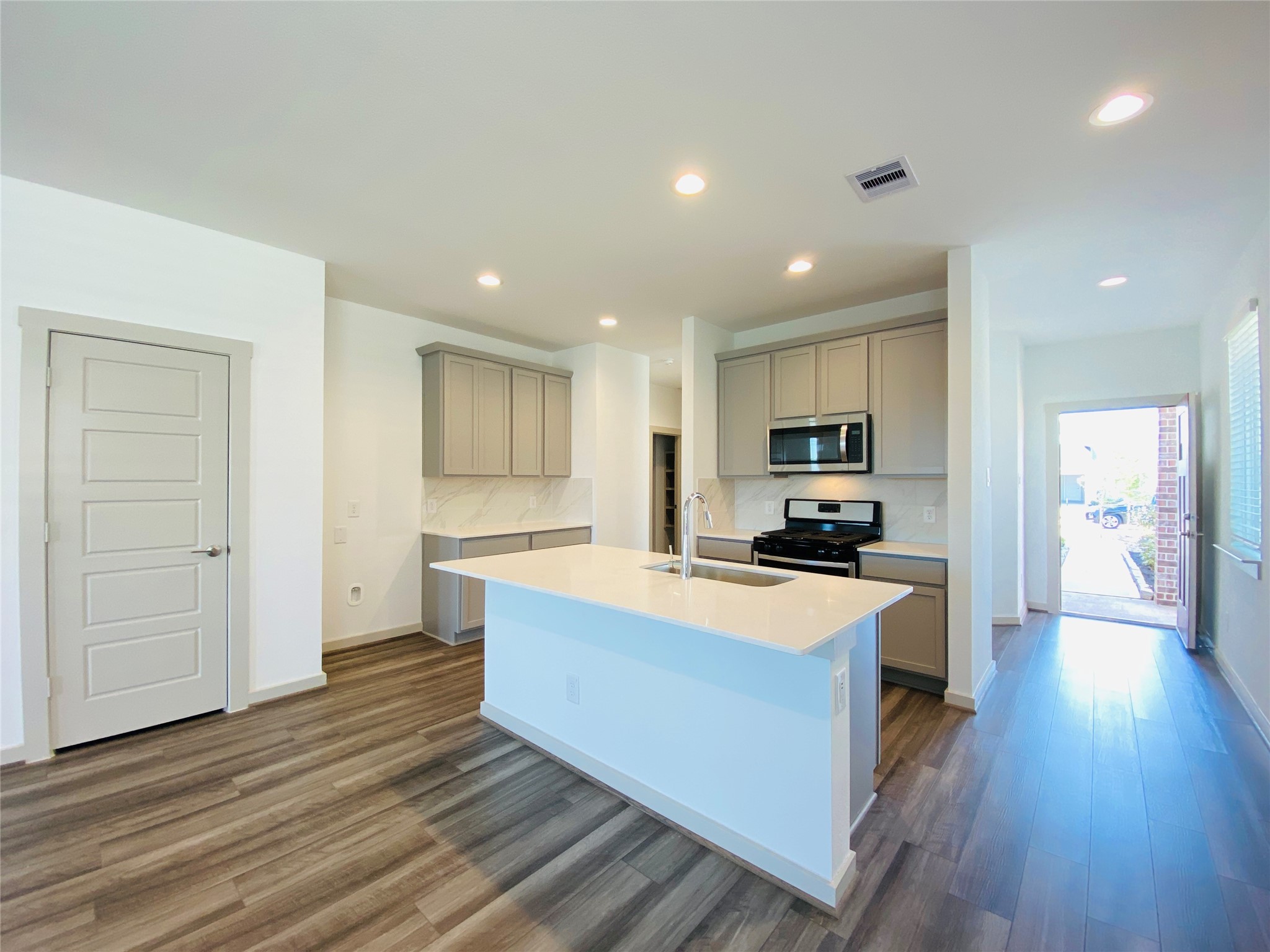 2811 White Summit Court Houston, TX 77047 - Photo 4 of 17