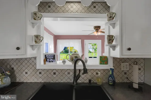 a view of livingroom with furniture