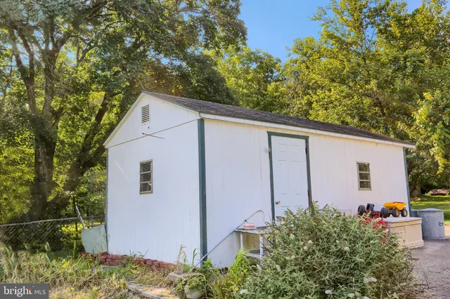 a view of a back yard of the house