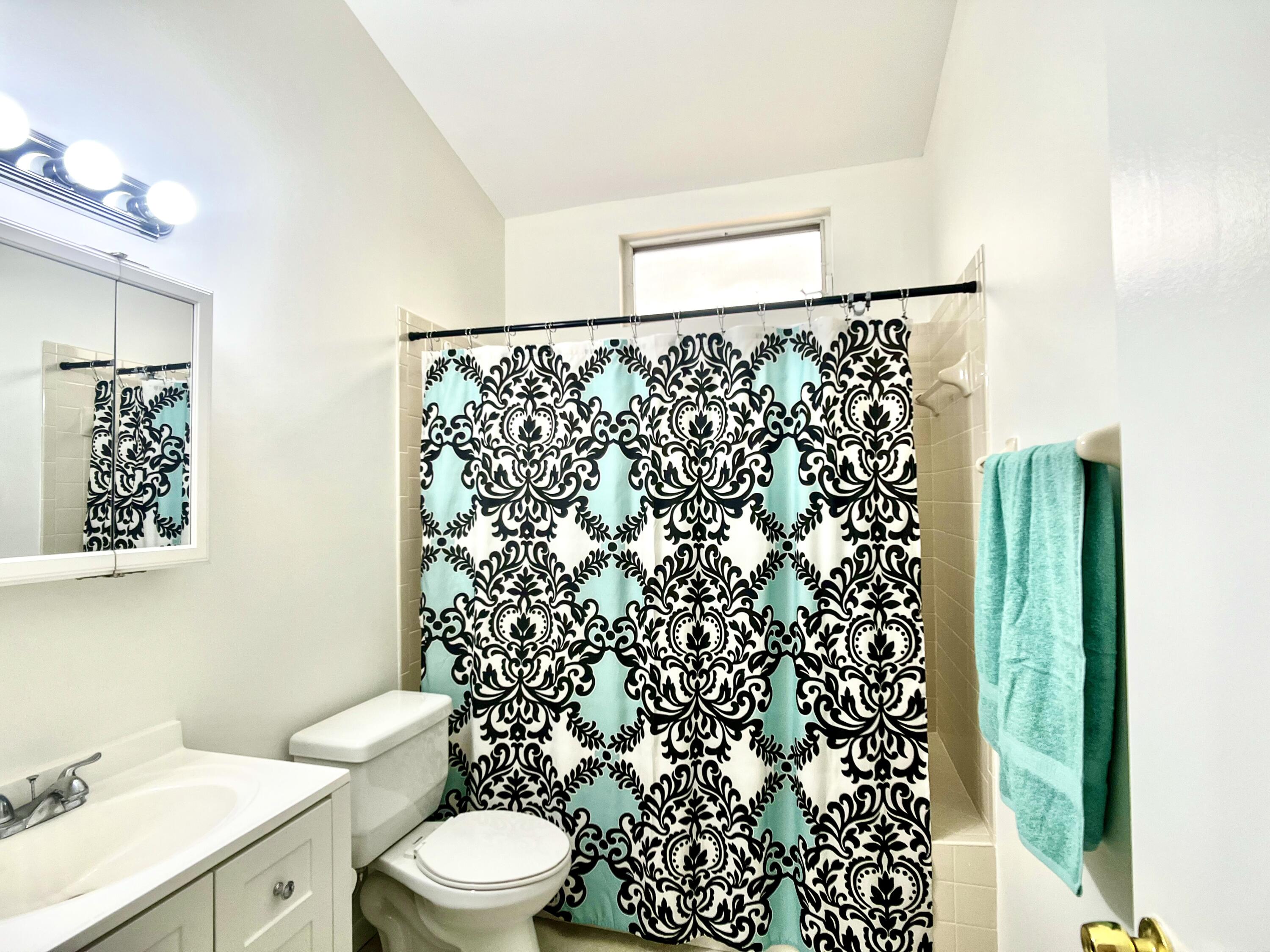 102 Maplecrest Circle Jupiter, FL 33458 - Photo 13 of 18 Upstairs Bath