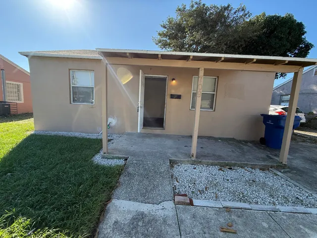 $1,900 | 709 West 4th Street, Riviera Beach, FL 33404