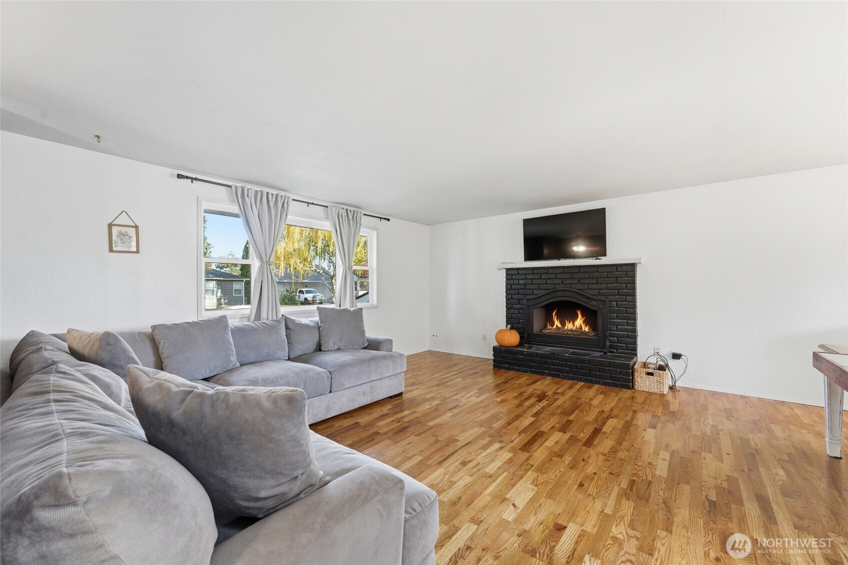 945 Frazier Drive Walla Walla, WA 99362 - Photo 14 of 38 a living room with furniture and a fireplace