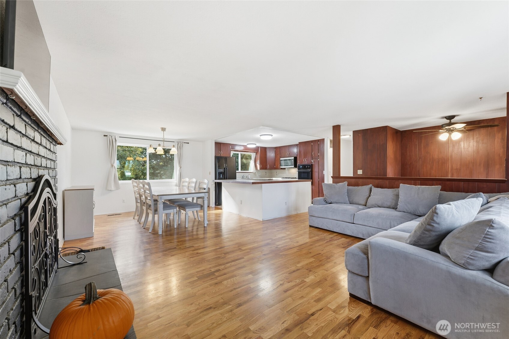 945 Frazier Drive Walla Walla, WA 99362 - Photo 15 of 38 a living room with furniture and a flat screen tv
