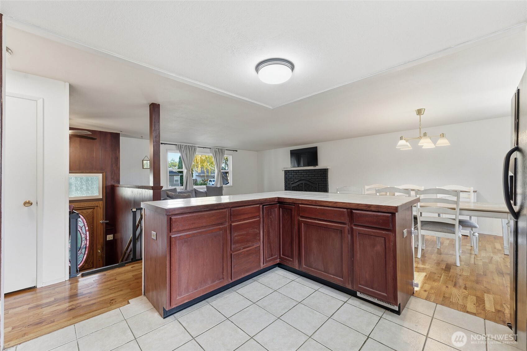 945 Frazier Drive Walla Walla, WA 99362 - Photo 19 of 38 a kitchen with stainless steel appliances granite countertop a refrigerator and a sink