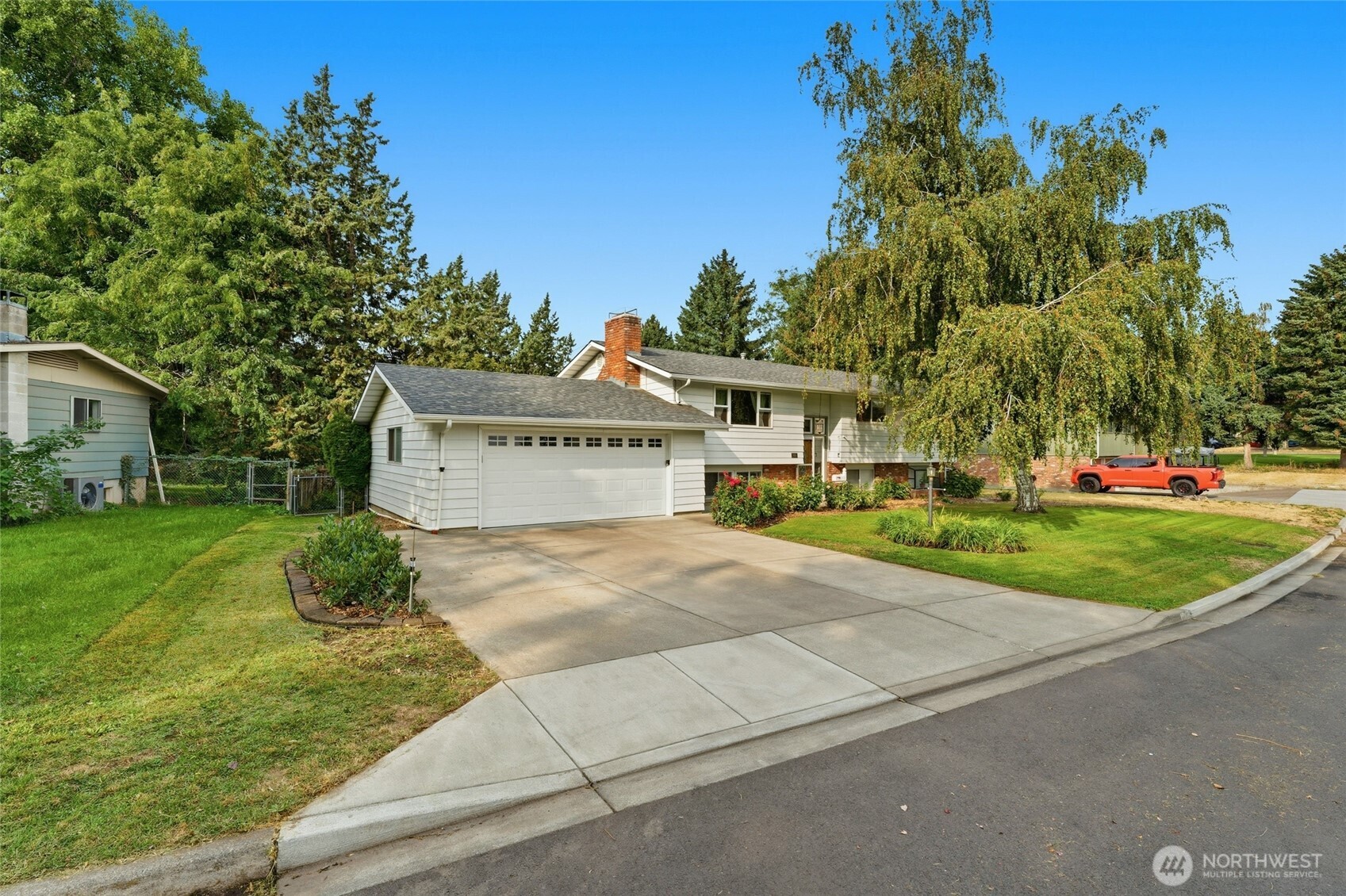945 Frazier Drive Walla Walla, WA 99362 - Photo 2 of 38 a front view of a house with a yard and garage