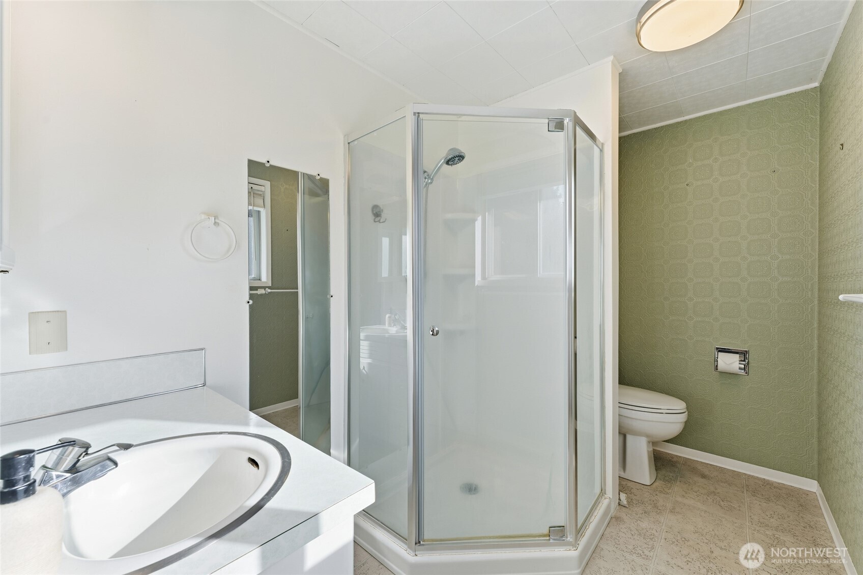 945 Frazier Drive Walla Walla, WA 99362 - Photo 25 of 38 a bathroom with a sink toilet and shower
