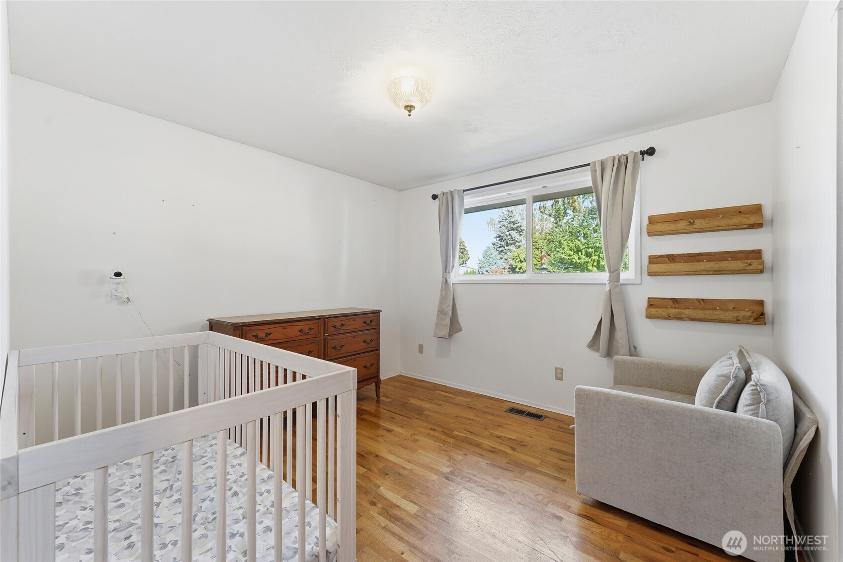 945 Frazier Drive Walla Walla, WA 99362 - Photo 26 of 38 a bedroom with furniture and windows