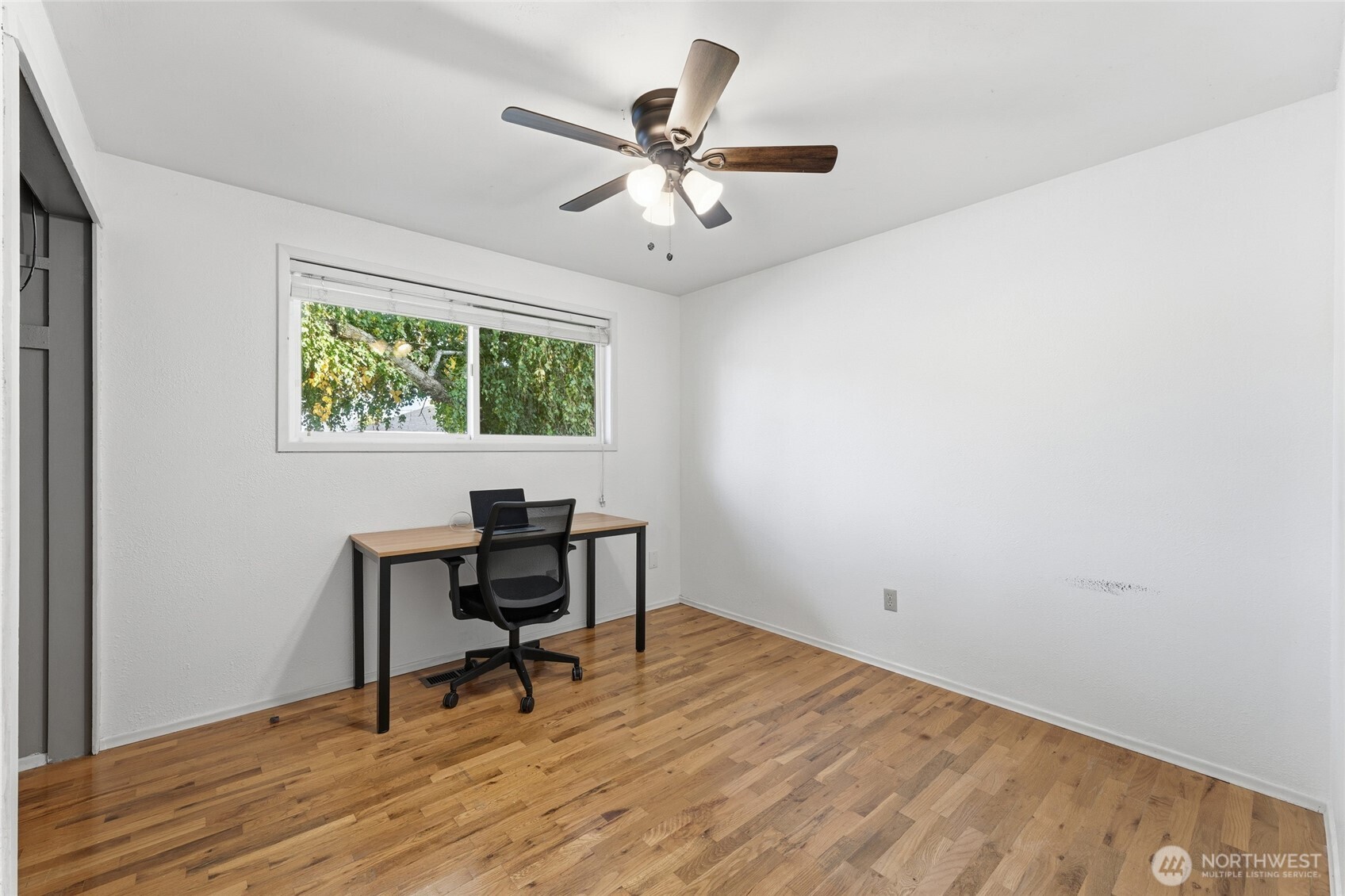 945 Frazier Drive Walla Walla, WA 99362 - Photo 28 of 38 a workspace with wooden floor and a window