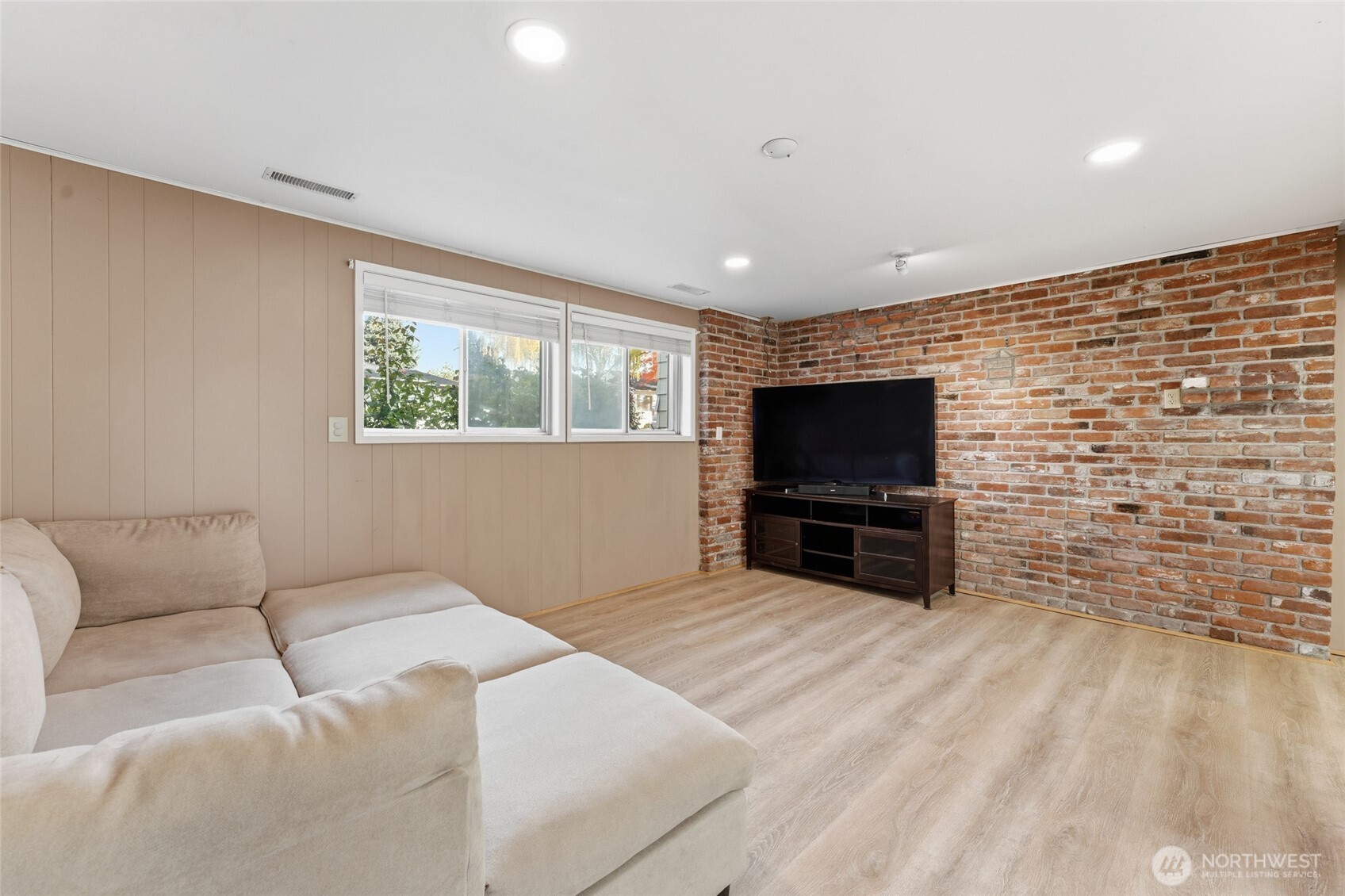 945 Frazier Drive Walla Walla, WA 99362 - Photo 33 of 38 a living room with furniture and a flat screen tv