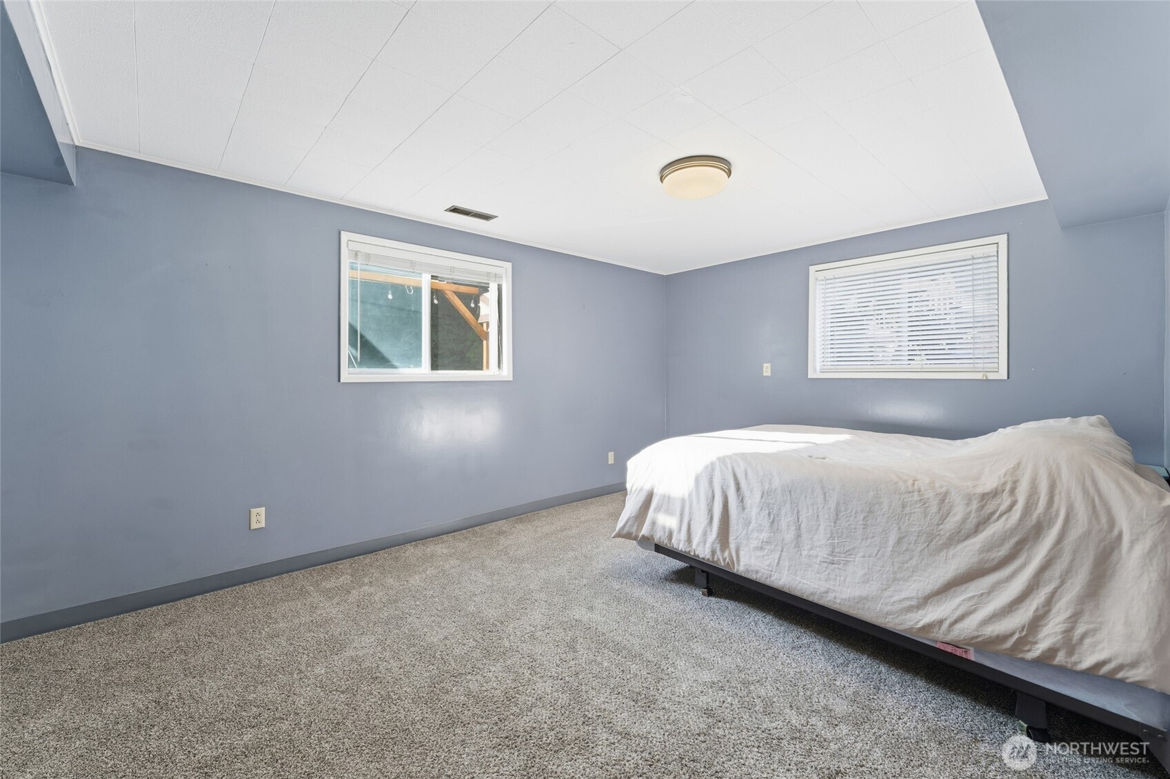 945 Frazier Drive Walla Walla, WA 99362 - Photo 36 of 38 a bed sitting in a bedroom next to a window