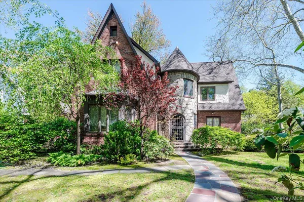 $2,188,000 | 9 South Drive, Great Neck, NY 11021