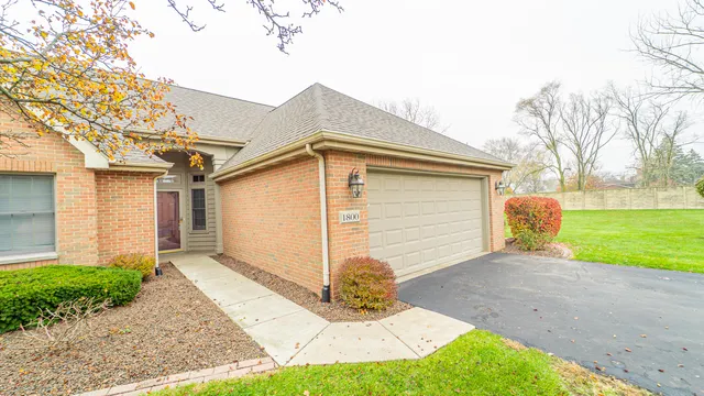a view of a house with yard and garage