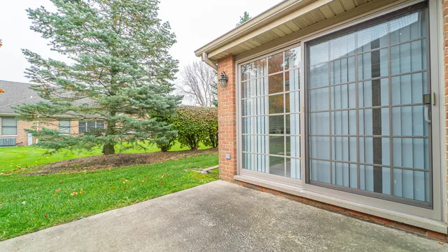 a view of a house with backyard and garden