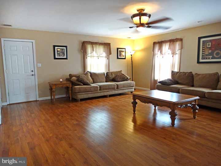 61 Vineyard Road Levittown, PA 19057 - Photo 11 of 25 Gallery Image 11