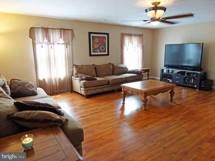 61 Vineyard Road Levittown, PA 19057 - Photo 9 of 25 Gallery Image 9