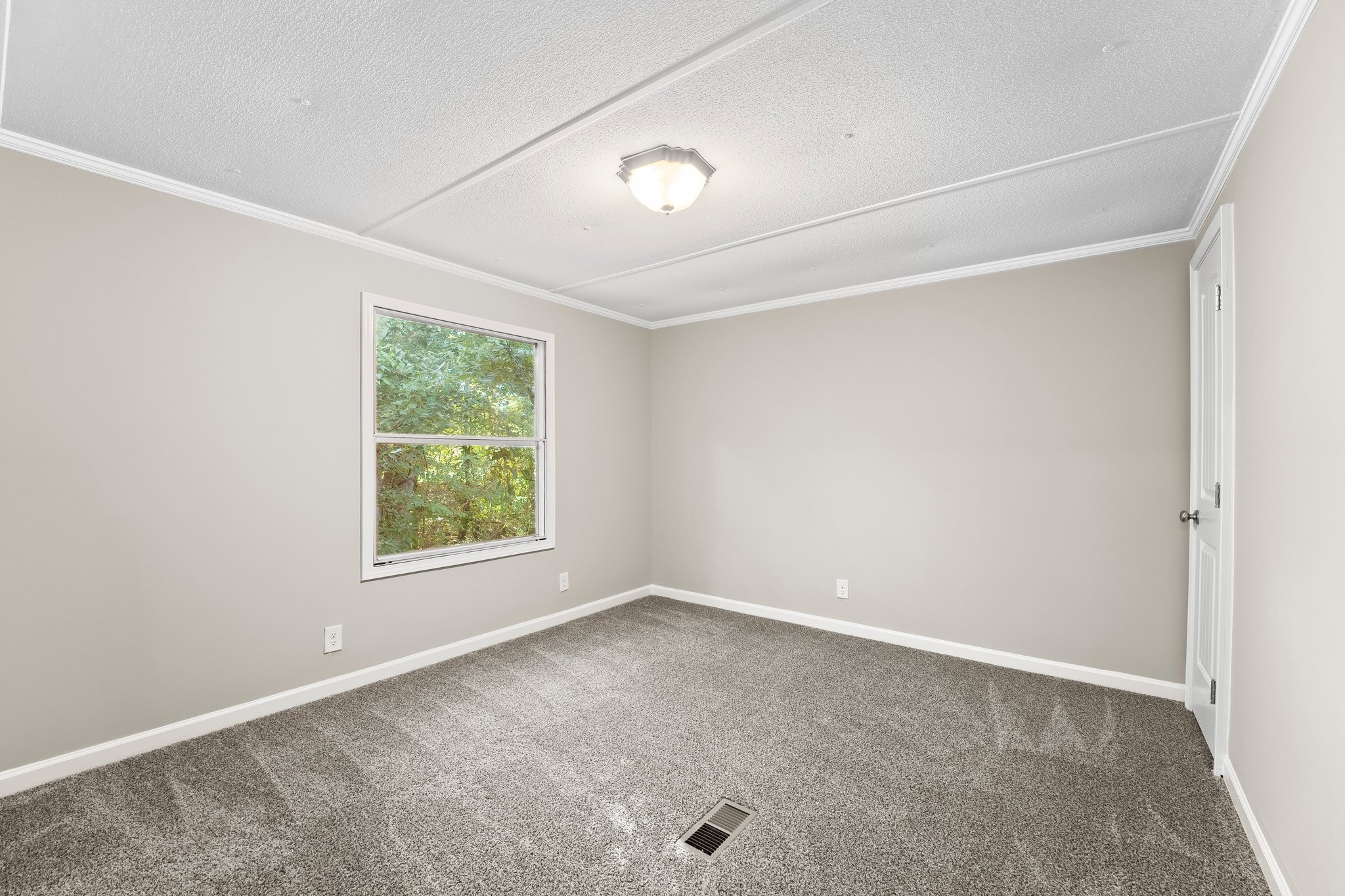 148 Glenburg Drive Manchester, TN 37355 - Photo 31 of 36 an empty room with a empty space and a window