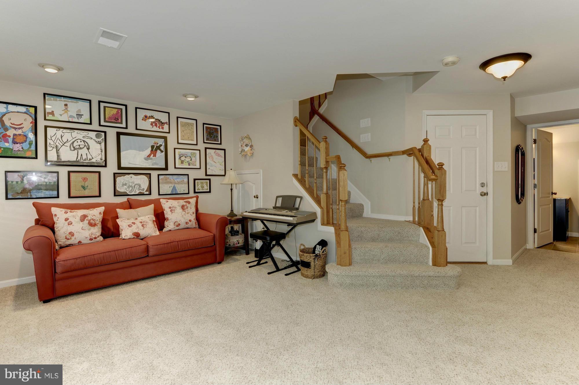 12014 Edgemere Circle Reston, VA 20190 - Photo 23 of 29 Living Room