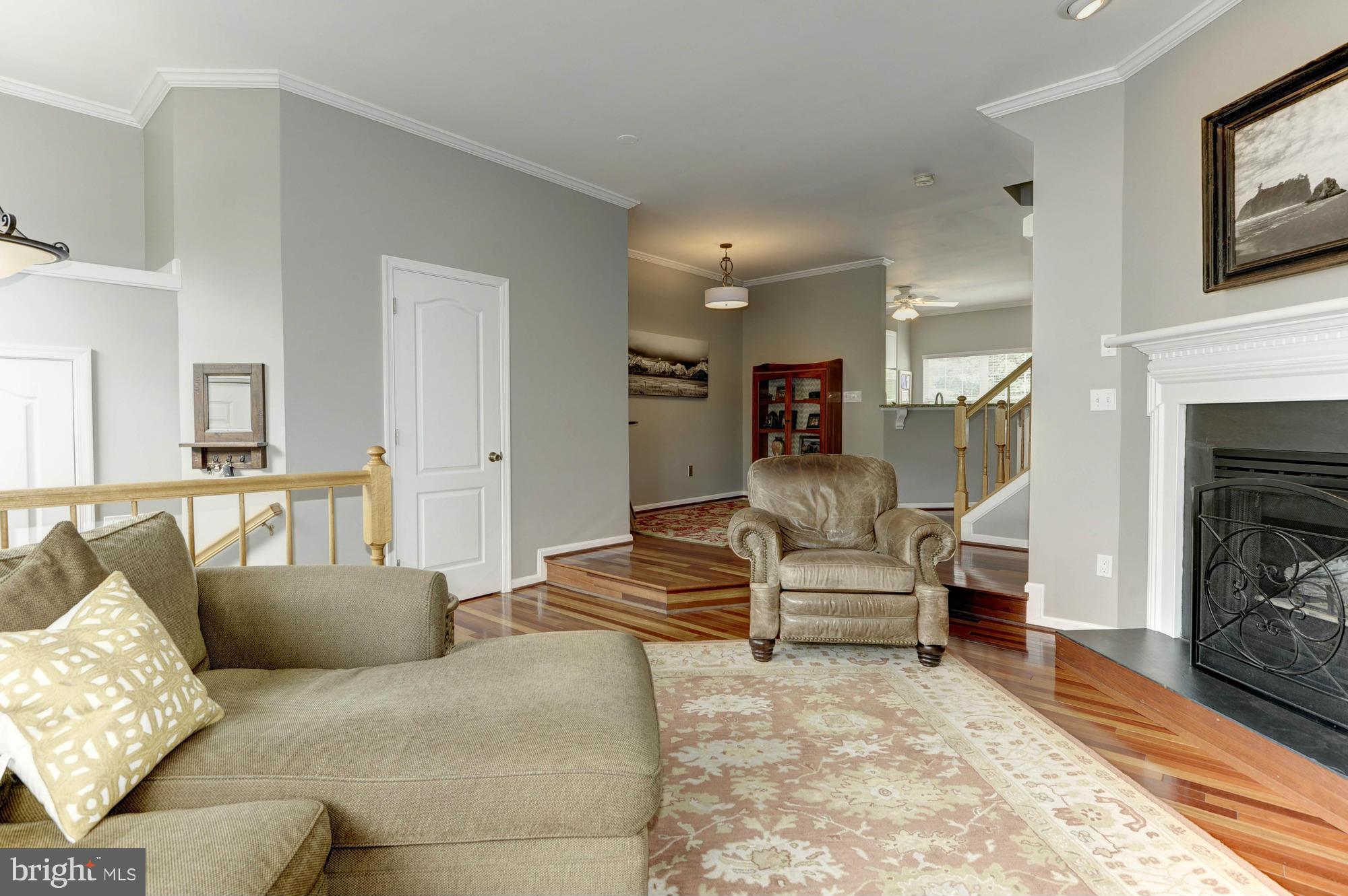 12014 Edgemere Circle Reston, VA 20190 - Photo 6 of 29 Living Room