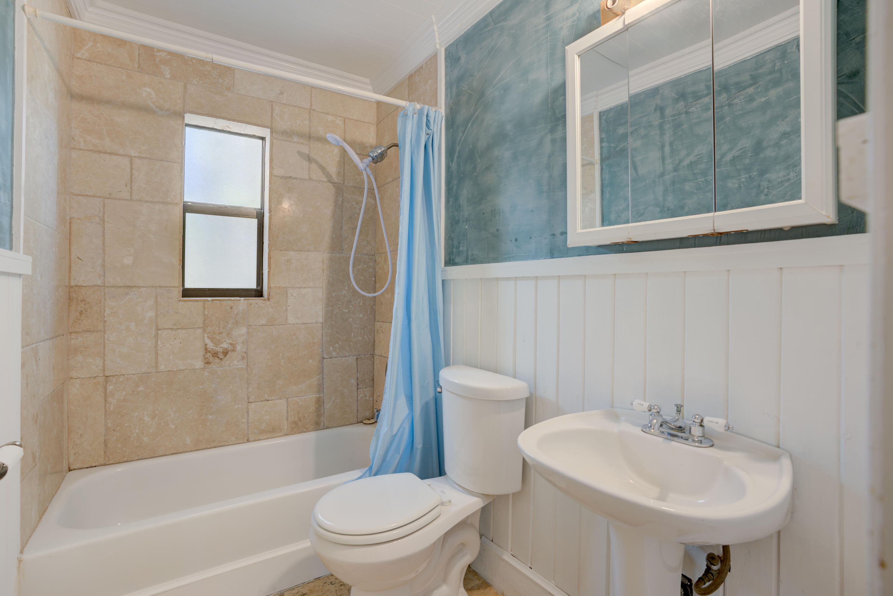709 Gumtree Road North Palm Beach, FL 33408 - Photo 26 of 51 Guest Bath