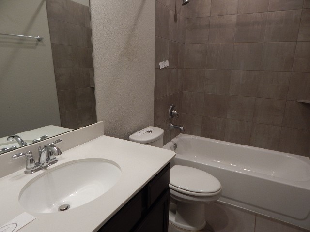 7103 Silverleaf Oak Street Conroe, TX 77304 - Photo 14 of 20 a bathroom with a sink a toilet and bathtub