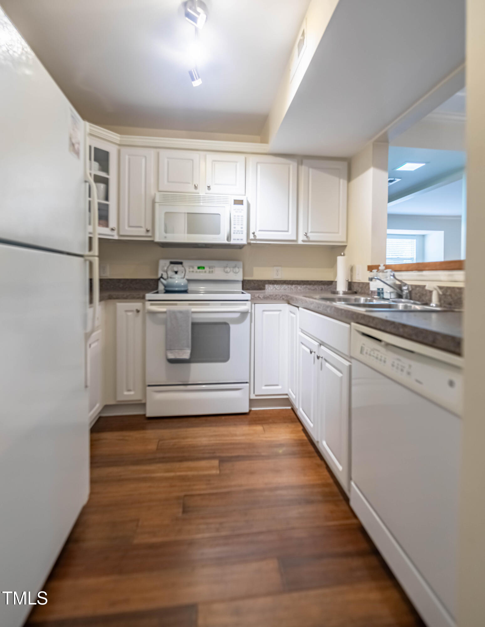 1211 Westview Lane, Unit 201 Raleigh, NC 27605 - Photo 13 of 40 2E6A6235-HDR