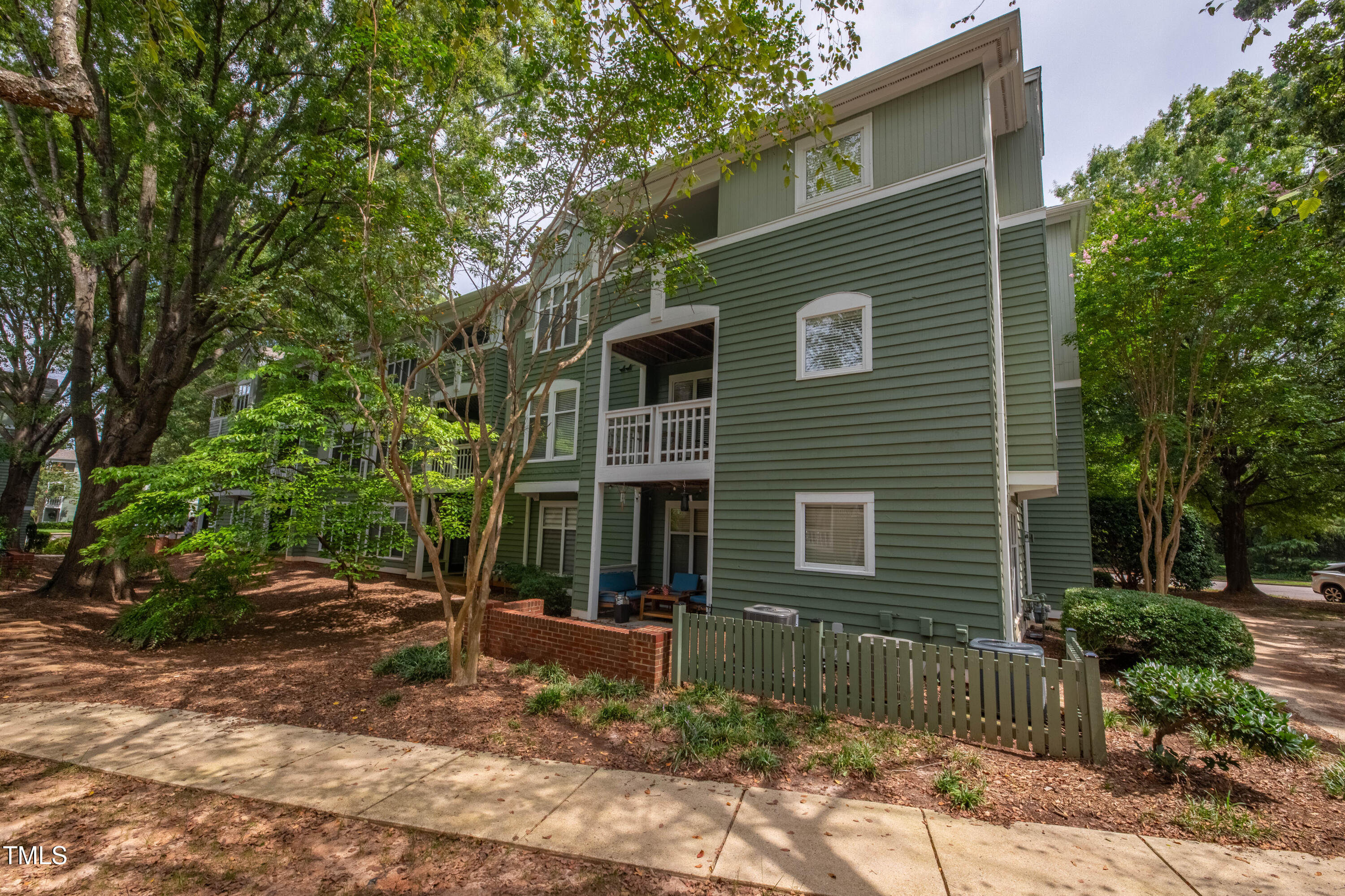 1211 Westview Lane, Unit 201 Raleigh, NC 27605 - Photo 32 of 40 2E6A6350-HDR