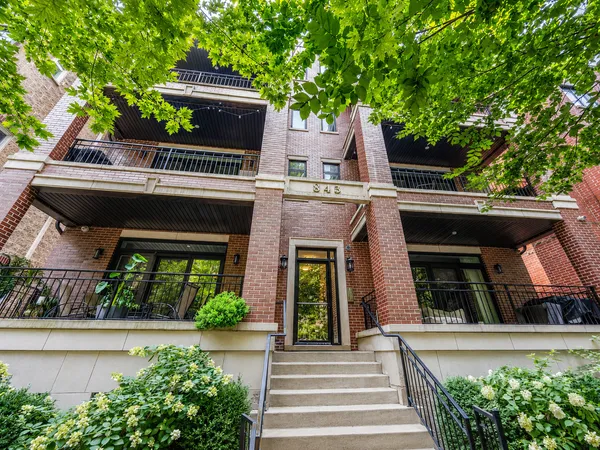 $1,100,000 | 843 West Buckingham Place, Unit 4E, Chicago, IL 60657