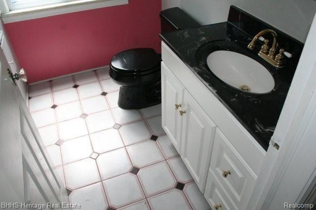 527 West Livingston Road Highland, MI 48357 - Photo 14 of 18 Bathroom
