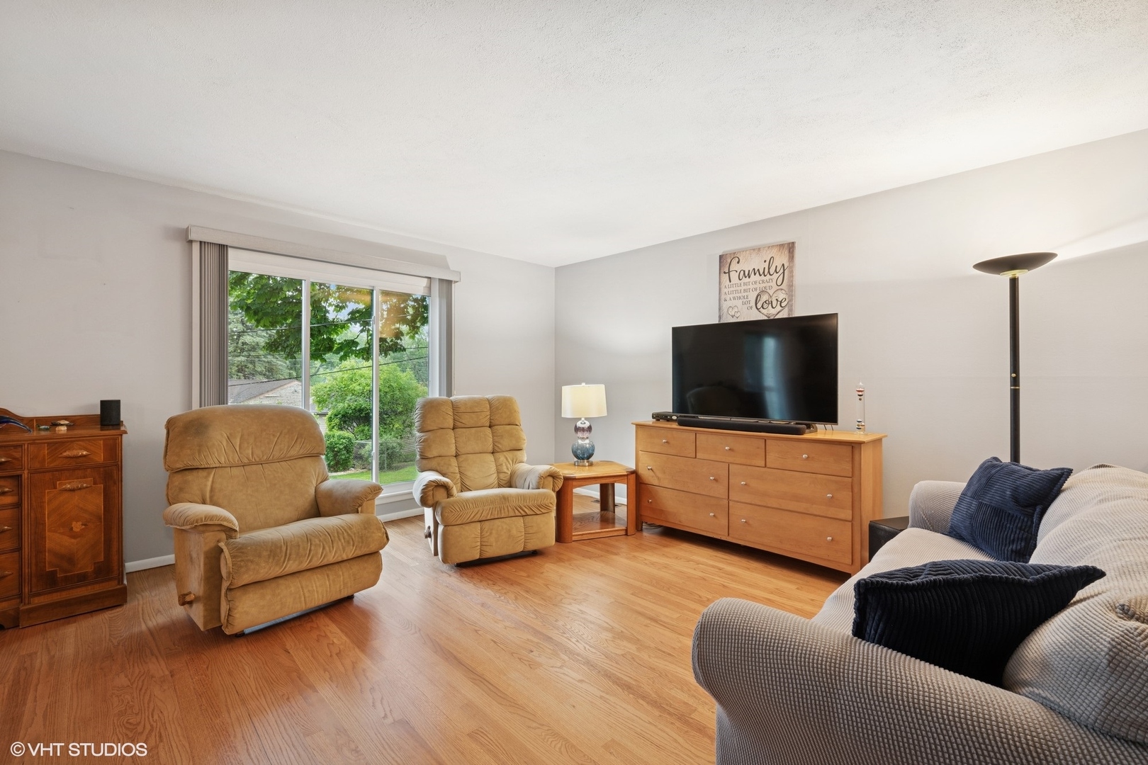 109 Chestnut Lane Wheeling, IL 60090 - Photo 3 of 21