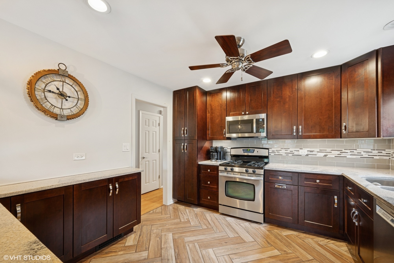 109 Chestnut Lane Wheeling, IL 60090 - Photo 5 of 21