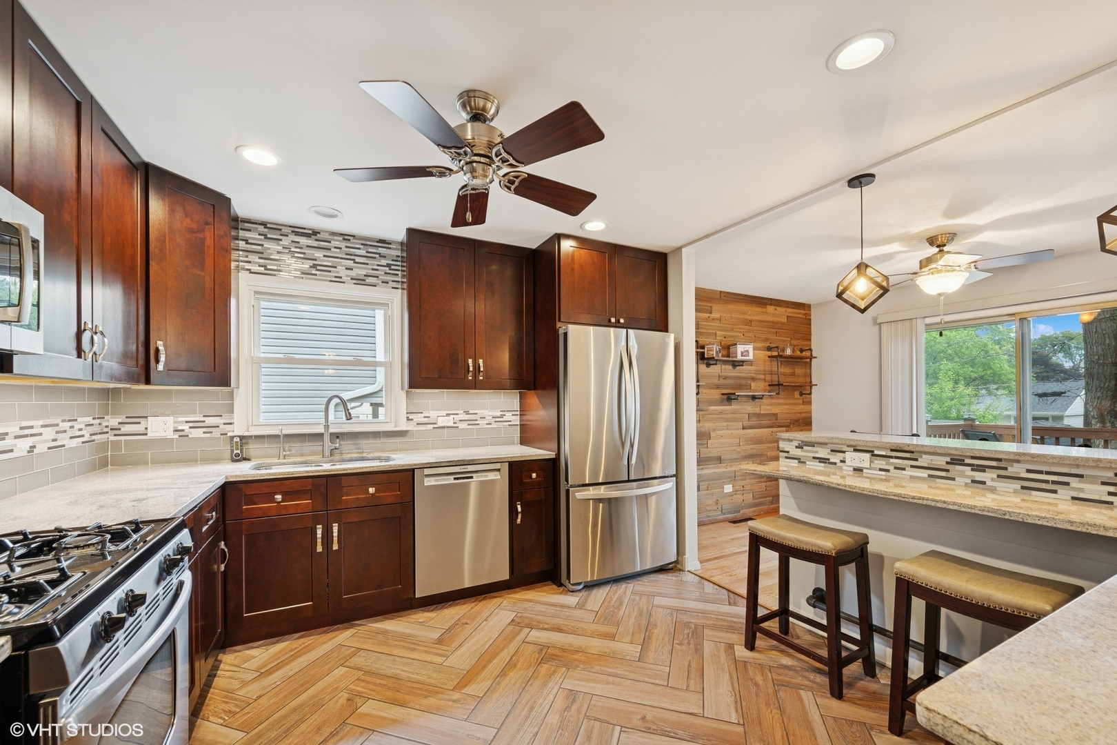 109 Chestnut Lane Wheeling, IL 60090 - Photo 6 of 21