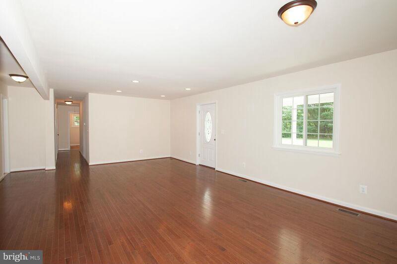 3790 Solomons Island Road Edgewater, MD 21037 - Photo 8 of 29 Living Room