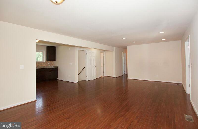 3790 Solomons Island Road Edgewater, MD 21037 - Photo 9 of 29 Living Room