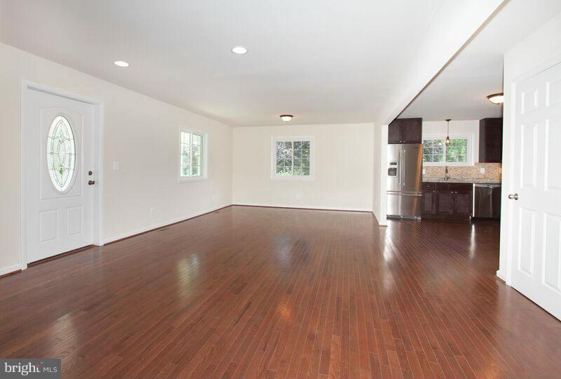 3790 Solomons Island Road Edgewater, MD 21037 - Photo 10 of 29 Living Room
